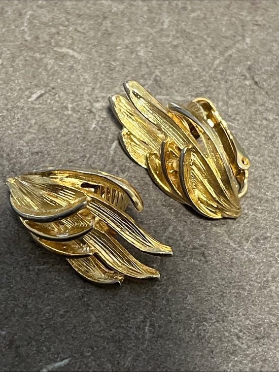 Jewelry - Vtg Gold-Tone Wing Clip-On Earrings - 1”